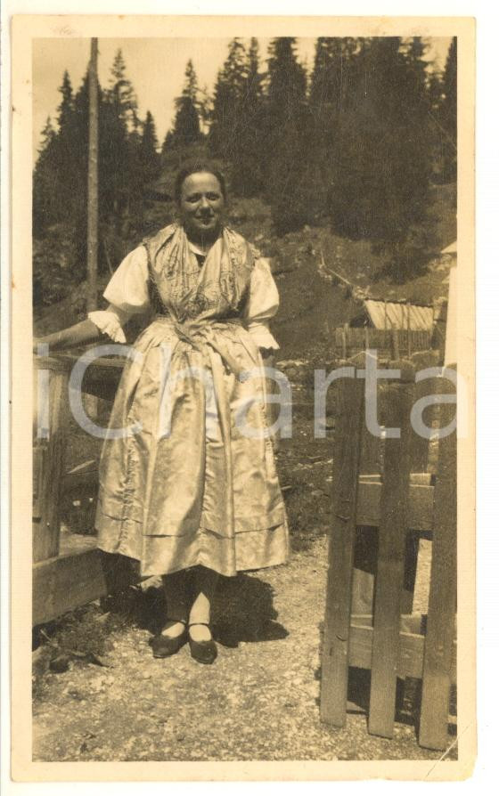 Fotografia d epoca originale 1928 TRENTINO VAL DI FASSA Giovane donna in costume tradizionale Foto 6x11 cm 1