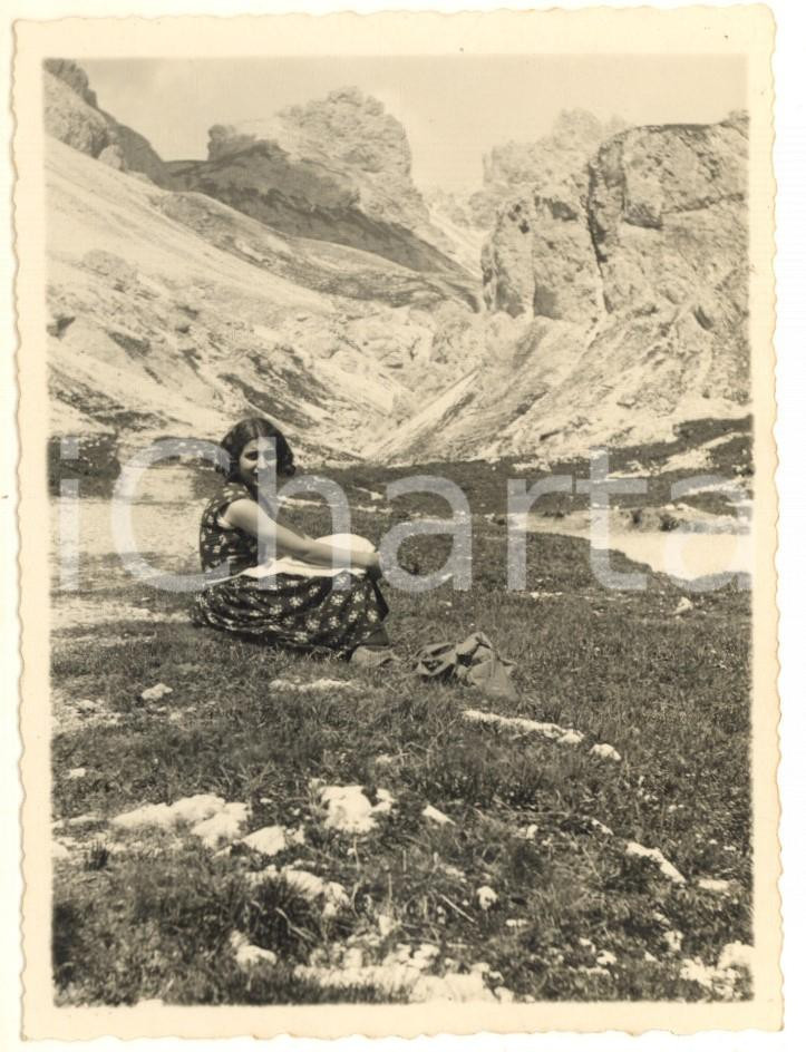 Fotografia d epoca originale 1933 TRENTINO VAL DI FASSA Giovane donna sui prati del RIFUGIO VAJOLET Foto 9x11 1