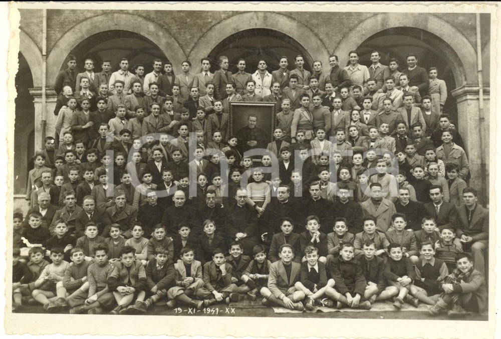 Fotografia d epoca originale 1941 GORIZIA Convitto Salesiano SAN LUIGI Scolaresca con ritratto DON BOSCO Foto 1