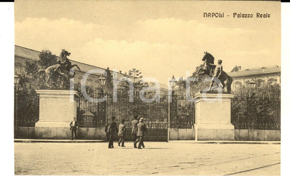Cartolina originale da collezione 1920 ca NAPOLI Palazzo Reale  Cancelli Cartolina VINTAGE ANIMATA FP NV 1