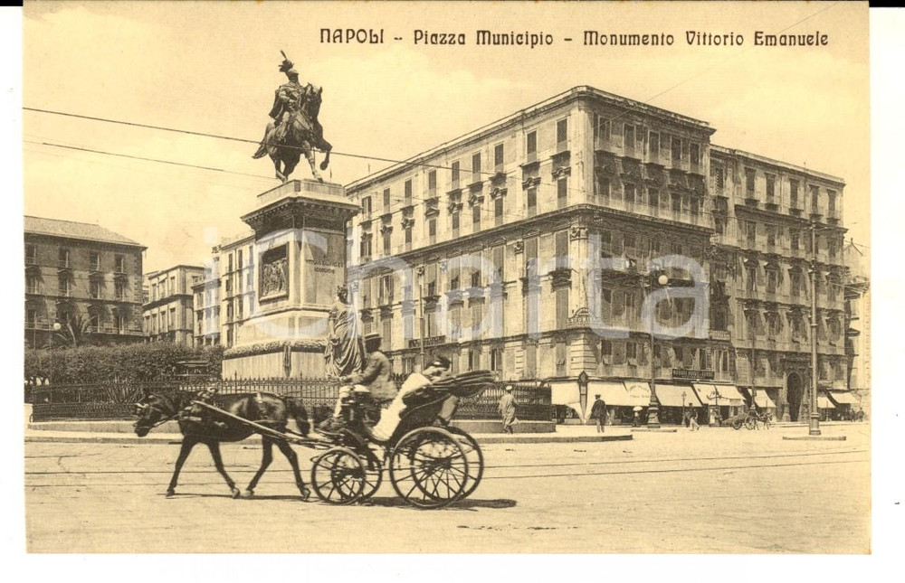 Cartolina originale da collezione 1920 ca NAPOLI Piazza Municipio  Monumento Vittorio Emanuele ANIMATA calesse 1
