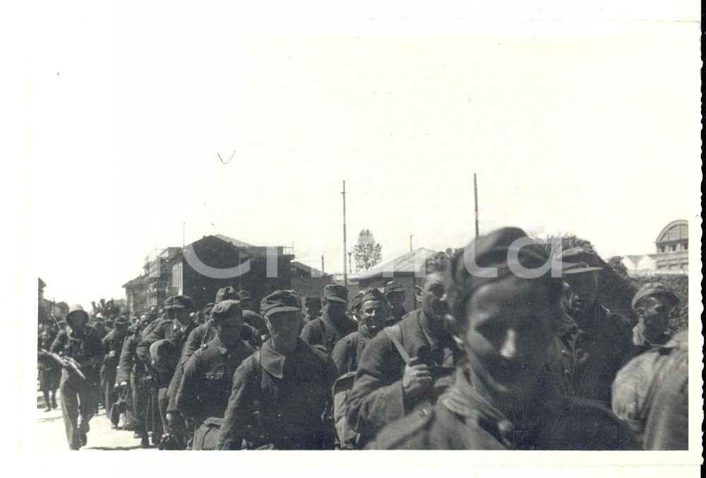 Fotografia d epoca originale 1940 ca WW2 ZONA DI GUERRA Colonna di soldati in marcia Foto 18x13 cm 1