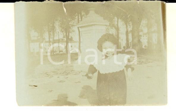 Fotografia d epoca originale 1900 ca PADOVA Ritratto di Nelly NUCCI bambina in piazza Foto VINTAGE 7x4 cm 1