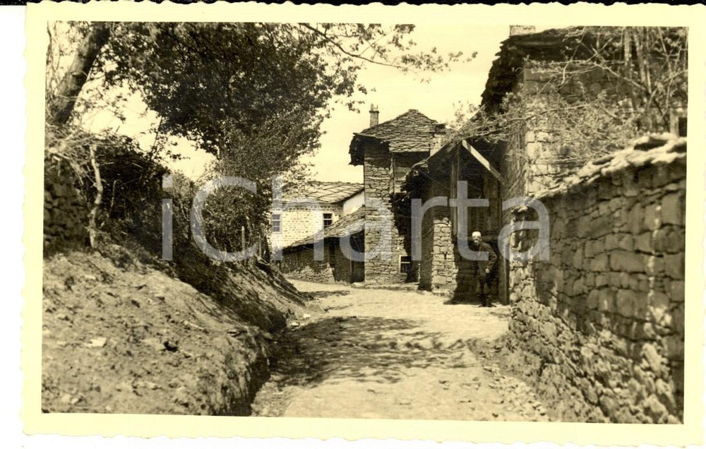 Fotografia d epoca originale 1941 WW2 SLABINJE ALBANIA Cascine con proprietario in abito tradizionale Foto 1