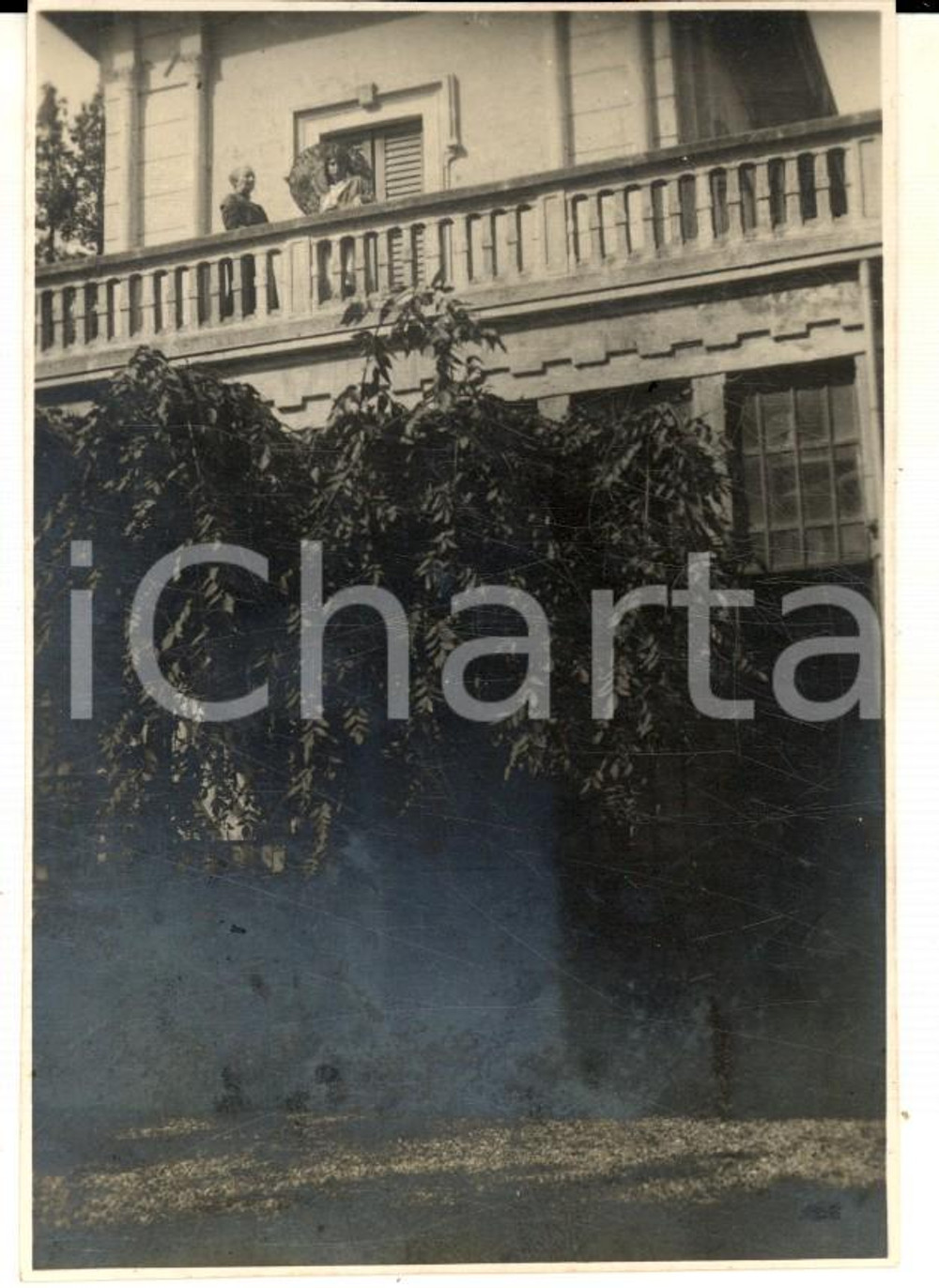 Fotografia d epoca originale 1930 MACUGNAGA VB Donne al balcone di una casa di campagna Foto 8x12 cm 1