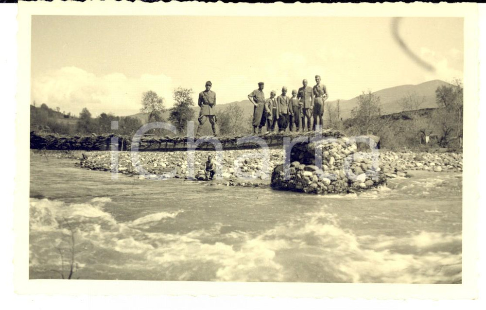 Fotografia d epoca originale 1941 WW2 KUKES ALBANIA Militari italiani sullo SHKUMBIN Foto cartolina RUEDI 1