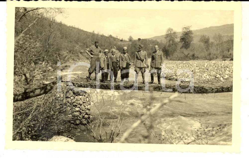 Fotografia d epoca originale 1941 WW2 ALBANIA Militari italiani sullo SHKUMBIN con bambini Foto RUEDI 1