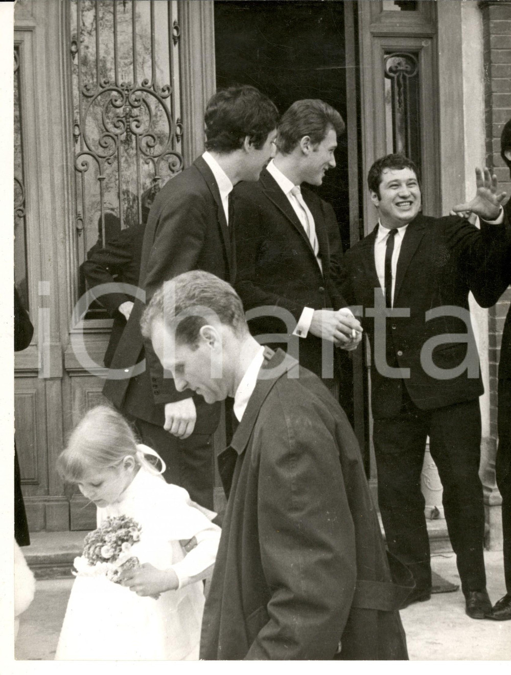 Fotografia d epoca originale 1966 PARIS Johnny HALLYDAY all uscita da una cerimonia Fotografia 21x28 1