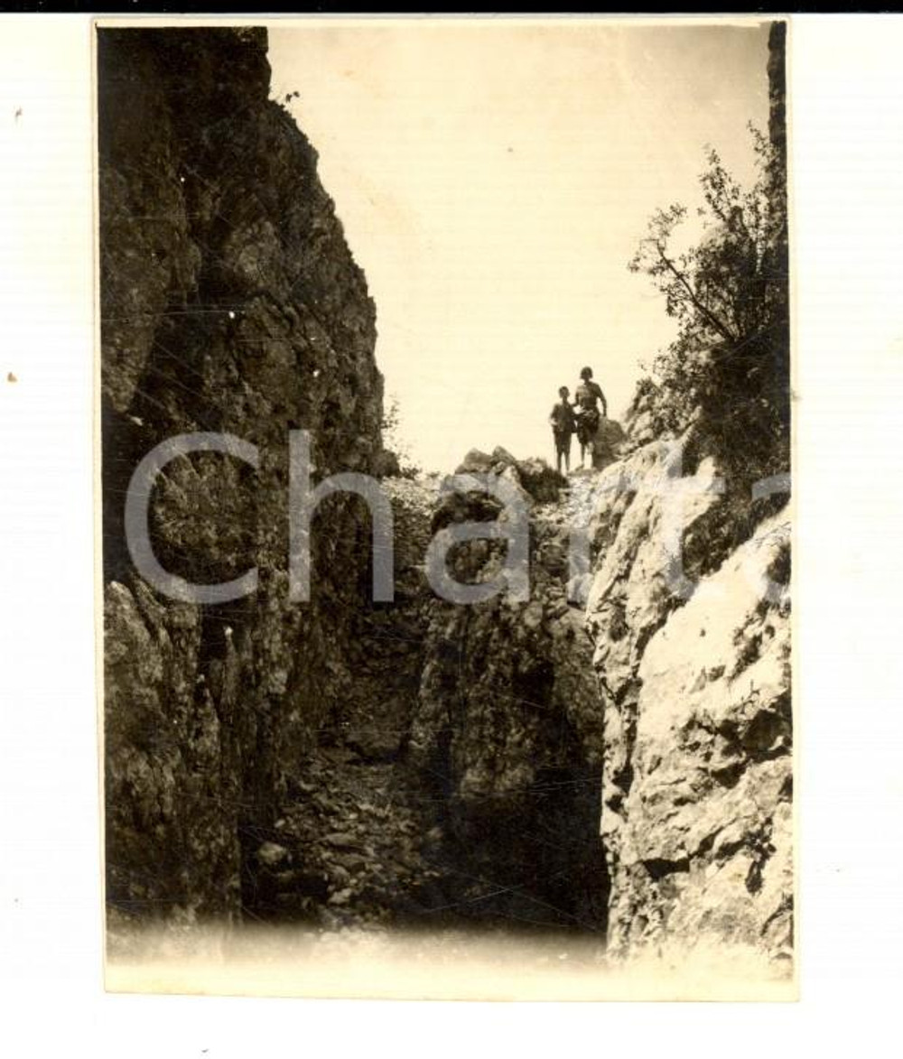Fotografia d epoca originale 1931 AREA LOMBARDA ? Due bambini nei pressi di un dirupo Foto VINTAGE 7x cm 1