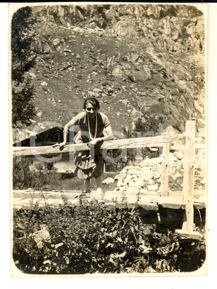 Fotografia d epoca originale 1928 MACUGNAGA VB Ritratto di ragazza su un ponticello Foto 12x8 cm 1