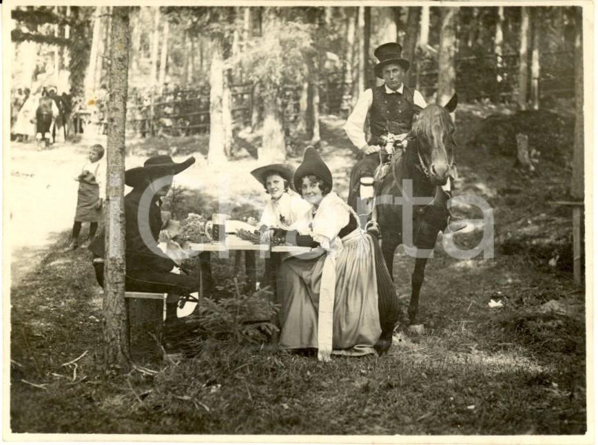 Fotografia d epoca originale 1930 MACUGNAGA VB Famiglia in costume di Carnevale Foto VINTAGE 11x8 1