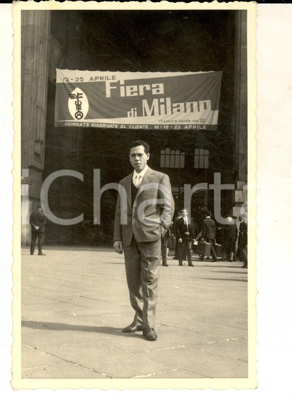 Fotografia d epoca originale 1955 ca MILANO FIERA CAMPIONARIA Visitatore all ingresso Foto cartolina VINTAGE 1