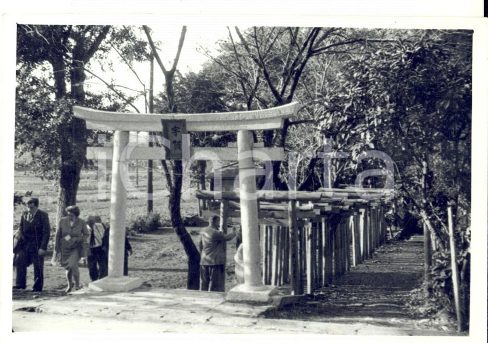 Fotografia d epoca originale 1958 HAKONE JAPAN Ingresso di un santuario shinto con il torii Foto 12x8 cm 1