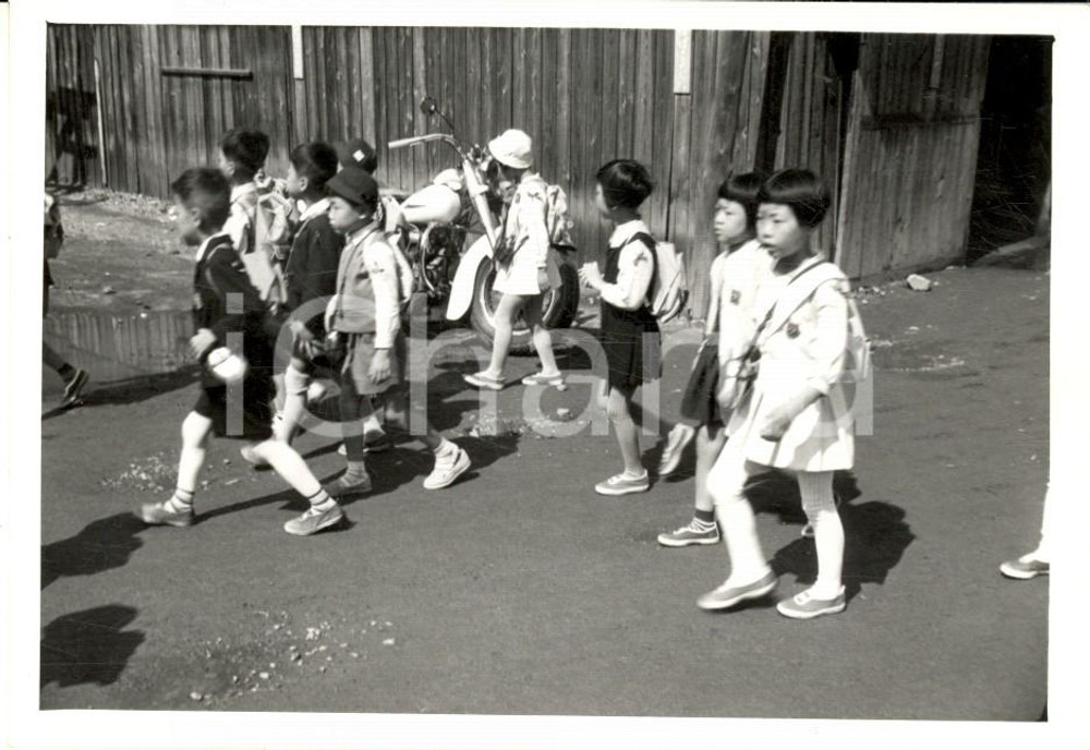 1958 OSAKA (JAPAN) Bambini in gita scolastica al castello *Foto 12x8 cm