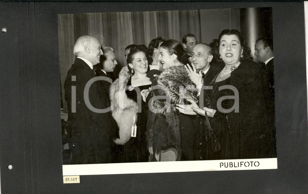 1950 LONDON Tournée TEATRO SCALA Le cantanti scherzano alla cena dopo FALSTAFF