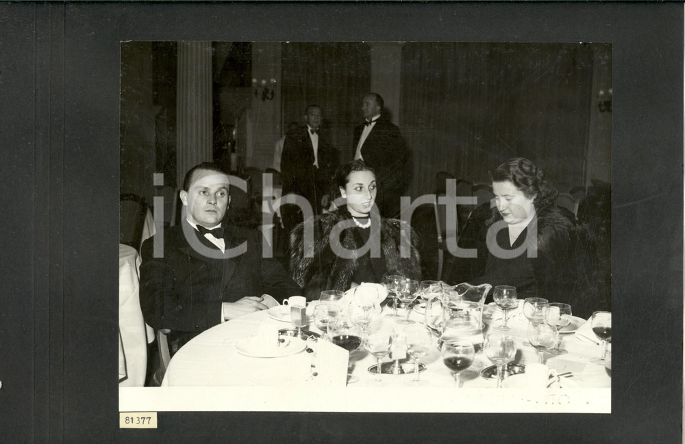 Fotografia d epoca originale 1950 LONDON TournÃ©e TEATRO ALLA SCALA Cena dopo il FALSTAFF  Un tavolo Foto 1