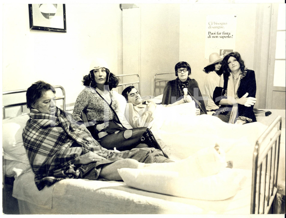 Fotografia d epoca originale 1973 CINEMA Commedia sexy GIOVANNONA COSCIALUNGA Scena all ospedale Foto 1