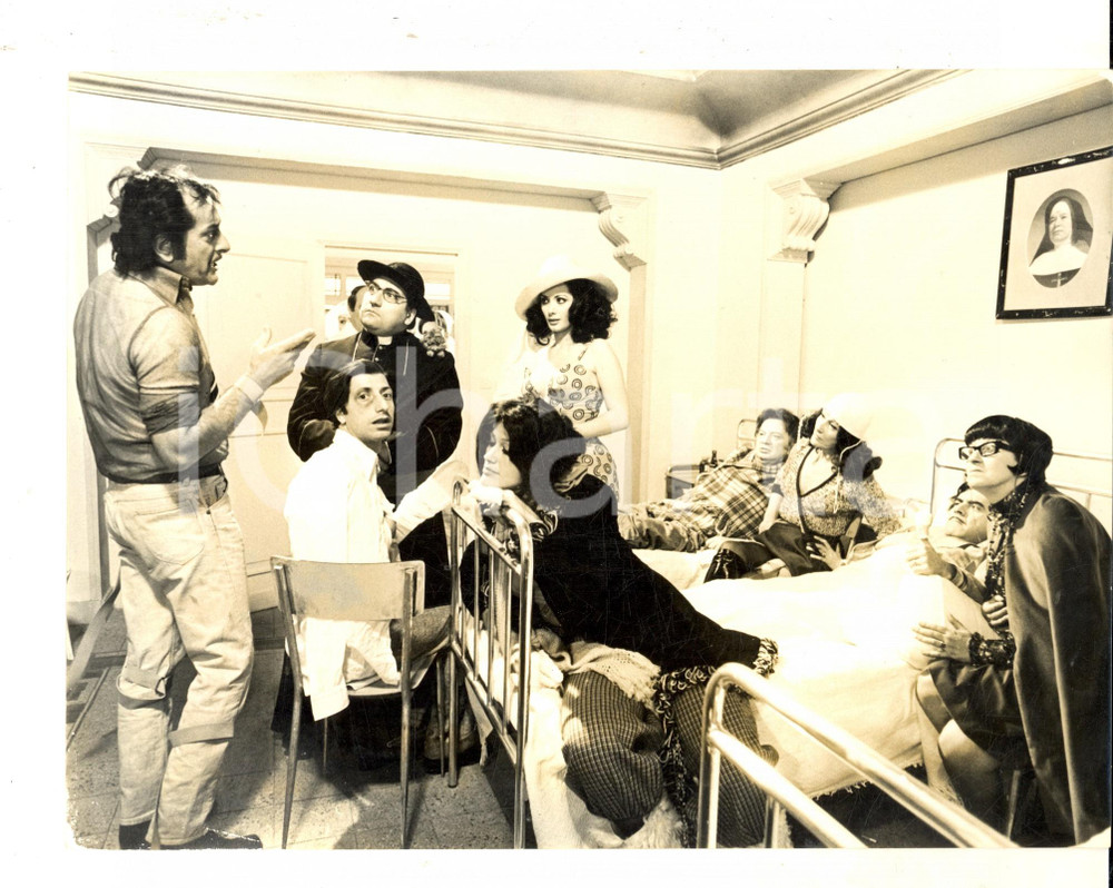 Fotografia d epoca originale 1973 CINEMA GIOVANNONA COSCIALUNGA Pippo FRANCO ed Edwige FENECH all ospedale 1