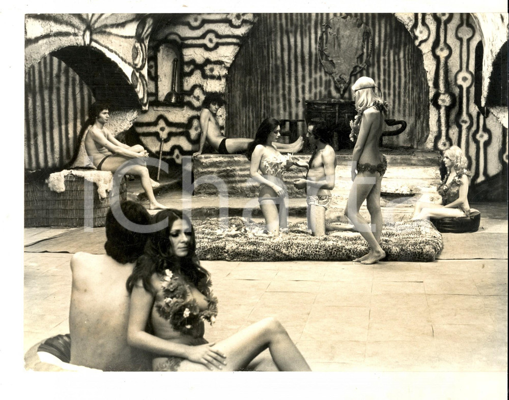 Fotografia d epoca originale 1973 CINEMA Commedia sexy Edwige FENECH in una scena hippy Foto 24x18 cm 1