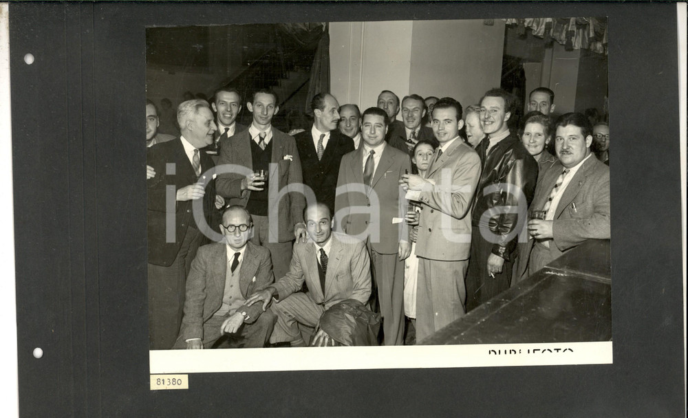 Fotografia d epoca originale 1950 LONDON TournÃ©e TEATRO ALLA SCALA Brindisi tra orchestrali Foto 35x25 cm 1