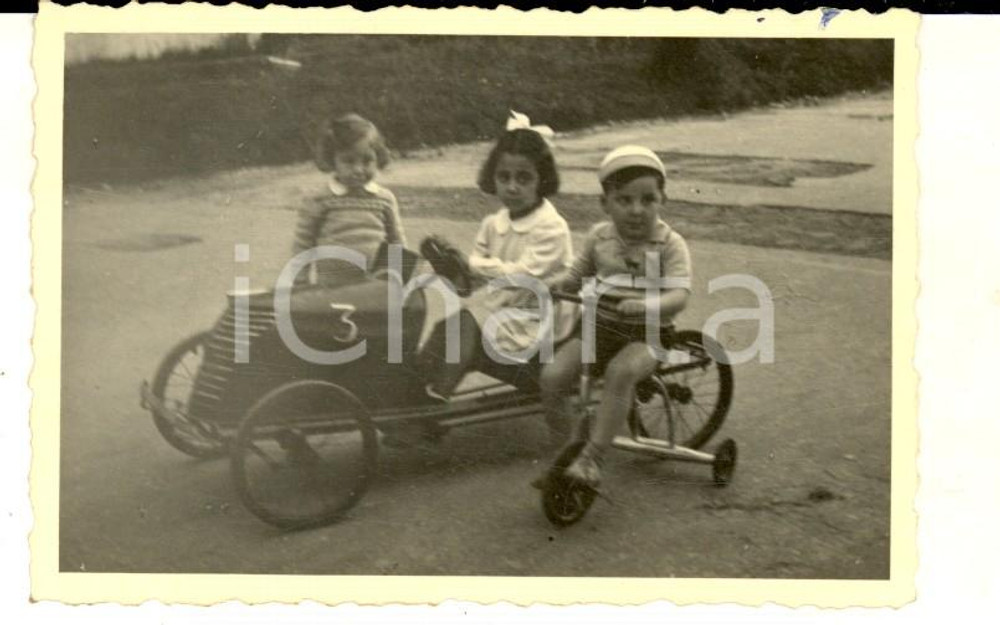 Fotografia d epoca originale 1949 MILANO Bambini giocano con un sidecar Fotografia VINTAGE 10x6 cm 1