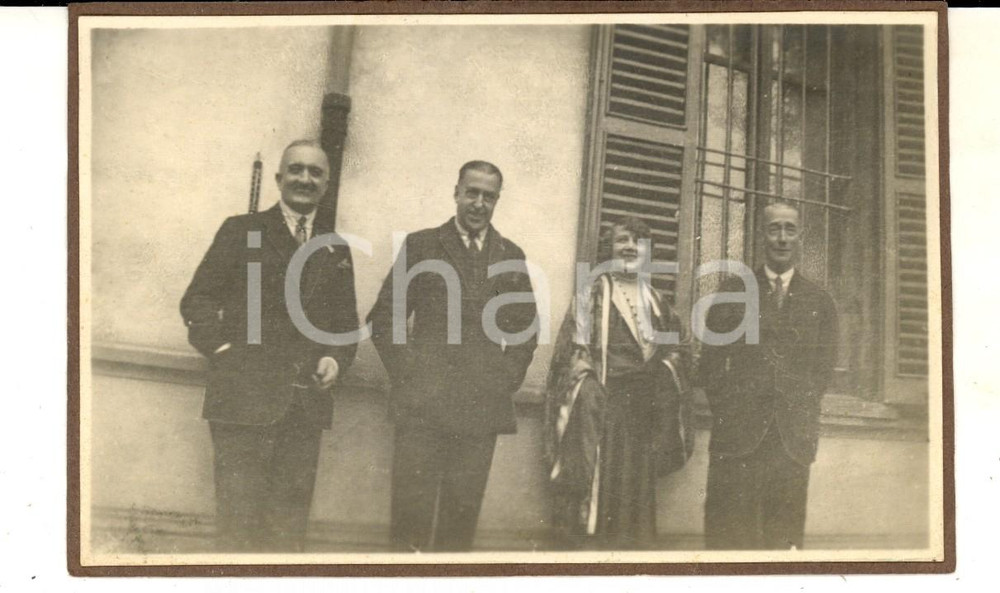 Fotografia d epoca originale 1930 ca AREA LOMBARDA Ritratto di famiglia in cortile Foto VINTAGE 14x9 cm 1