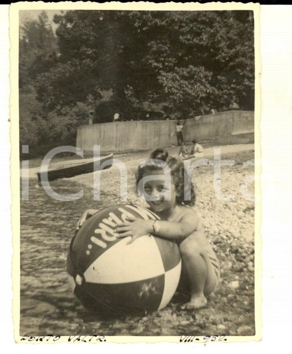 Fotografia d epoca originale 1952 PORTO VALTRAVAGLIA Bambina con la palla in riva al lago Foto VINTAGE 8x9 cm 1