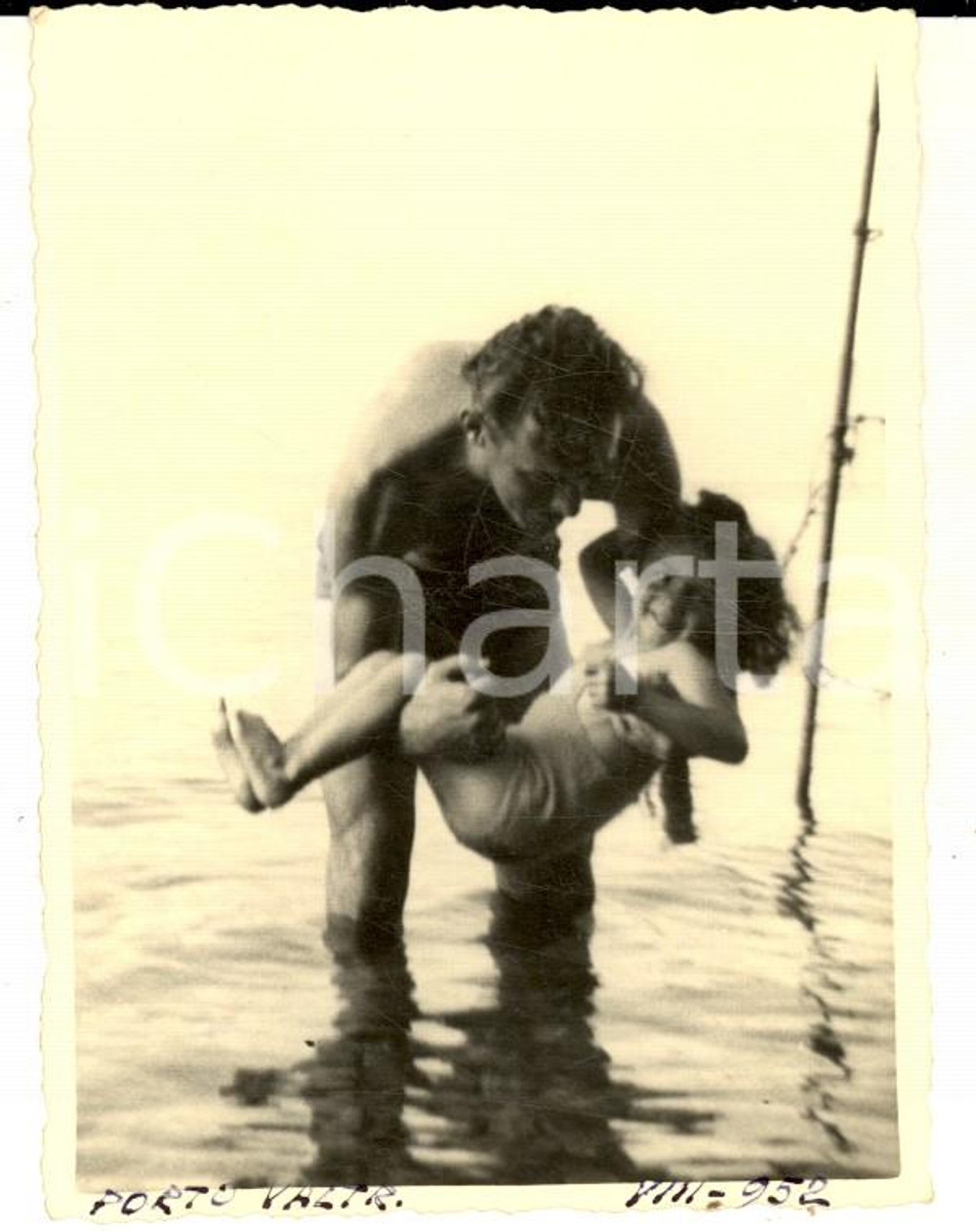 Fotografia d epoca originale 1952 PORTO VALTRAVAGLIA Giochi di famiglia in riva al lago Foto VINTAGE 7x9 cm 1