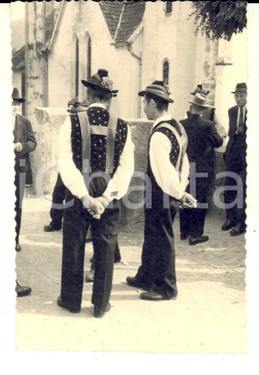 Fotografia d epoca originale 1950 ca CASTEL TIROLO BZ Coppia di uomini in costume tradizionale Foto 7x10 1