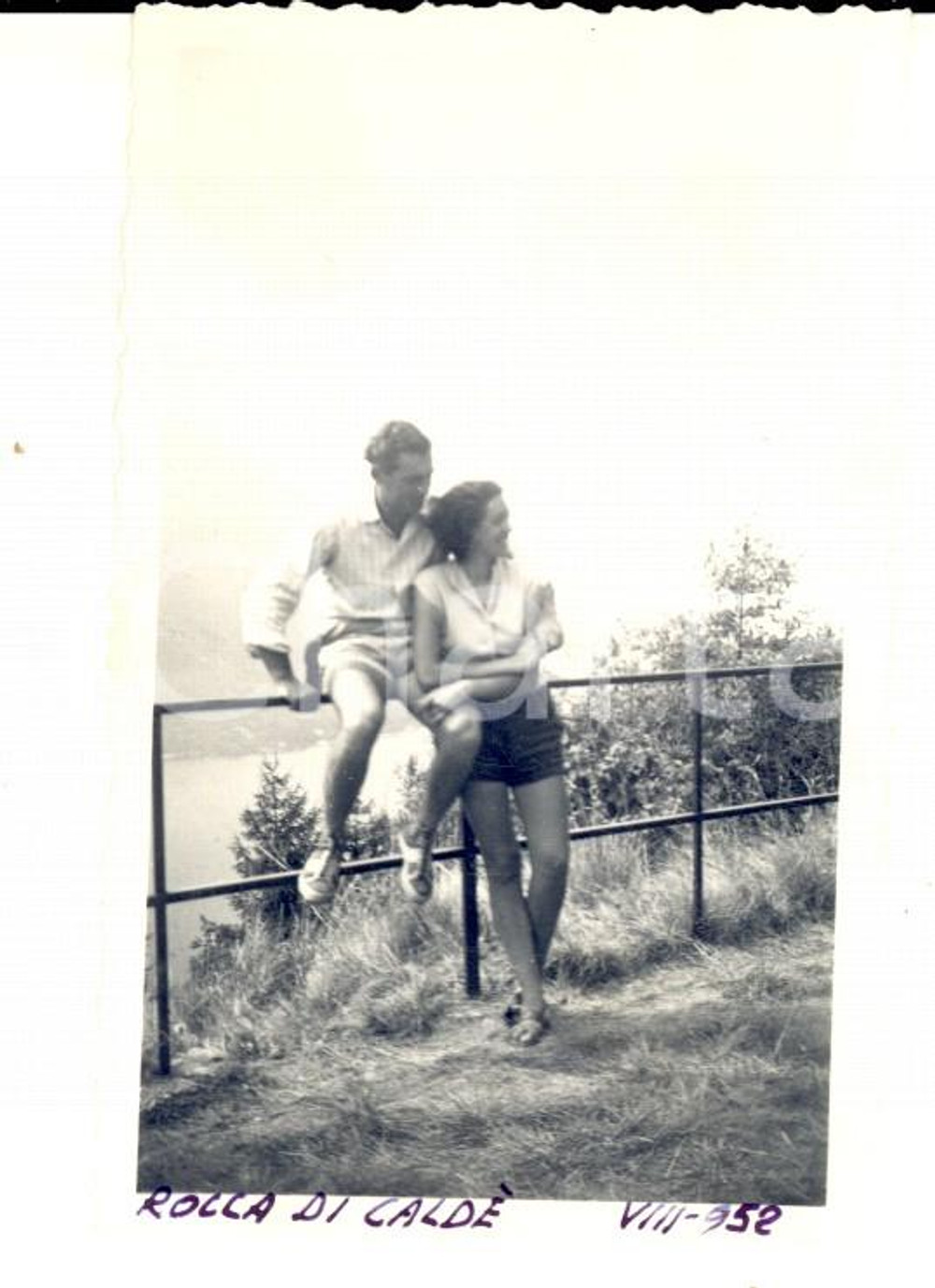 1952 ROCCA DI CALDE' (VA) Una coppia lungo il lago *Foto VINTAGE 7x9 cm