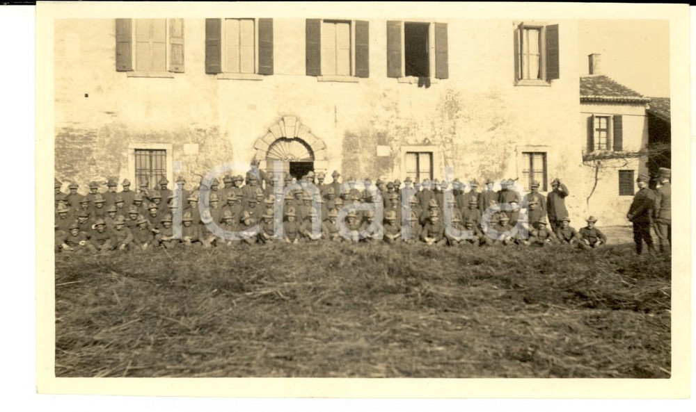 Fotografia d epoca originale 1918 WW1 ZONA DI GUERRA Battaglione di alpini presso una dimora rurale Foto 1
