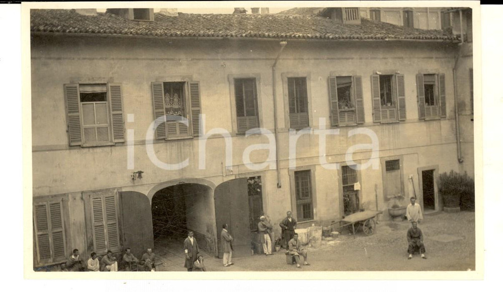 Fotografia d epoca originale 1910 ca AREA LOMBARDA Cortile di un istituto di beneficenza Foto 15x10 cm 1