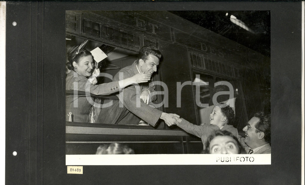 Fotografia d epoca originale 1950 TOURNEE TEATRO ALLA SCALA Guido CANTELLI saluta dal finestrino Foto 1