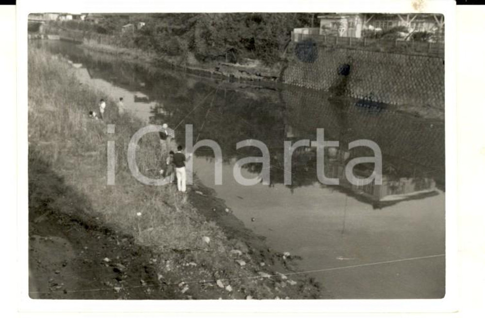 Fotografia d epoca originale 1958 KAMAKURA JAPAN Pescatori in riva a un fiume Fotografia 9x6 1