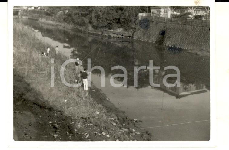 Fotografia d epoca originale 1958 KAMAKURA JAPAN Pescatori in riva a un fiume Fotografia 9x6 1