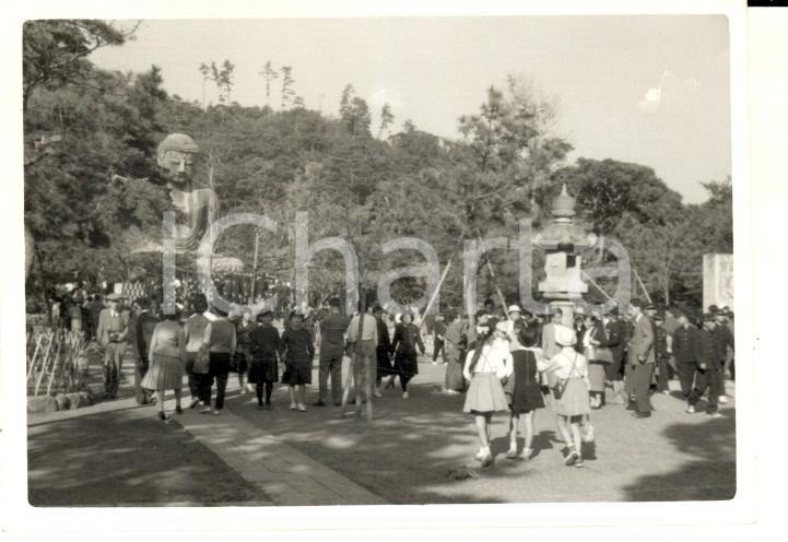 Fotografia d epoca originale 1958 KAMAKURA JAPAN Devoti nel recinto del Grande Buddha Foto VINTAGE 6x9 cm 1