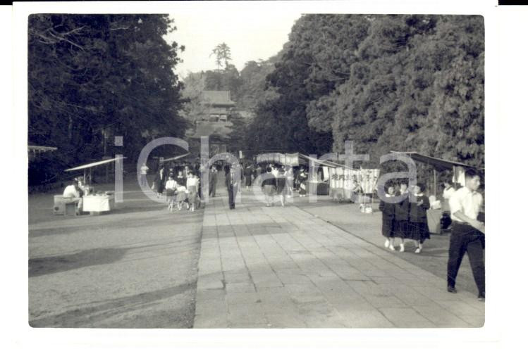 Fotografia d epoca originale 1958 KAMAKURA JAPAN Folla presso il santuario Tsurugaoka Hachimangū Foto 9x6 1