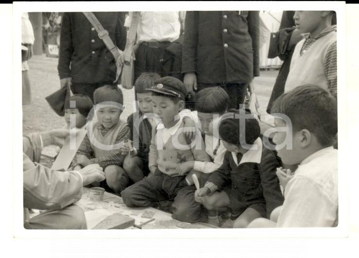 Fotografia d epoca originale 1958 TOKYO Bambini con un venditore ambulante al santuario YASUKUMI  Foto 9x7 1