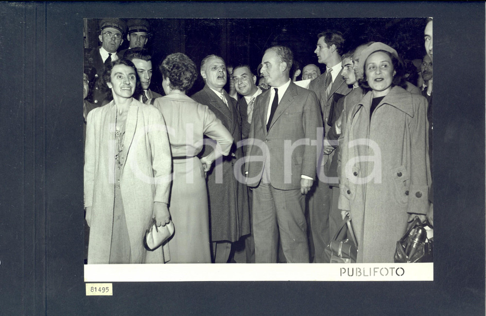 Fotografia d epoca originale 1950 TOURNEE TEATRO ALLA SCALA Rientro dei dirigenti a MILANO CENTRALE  Foto 1