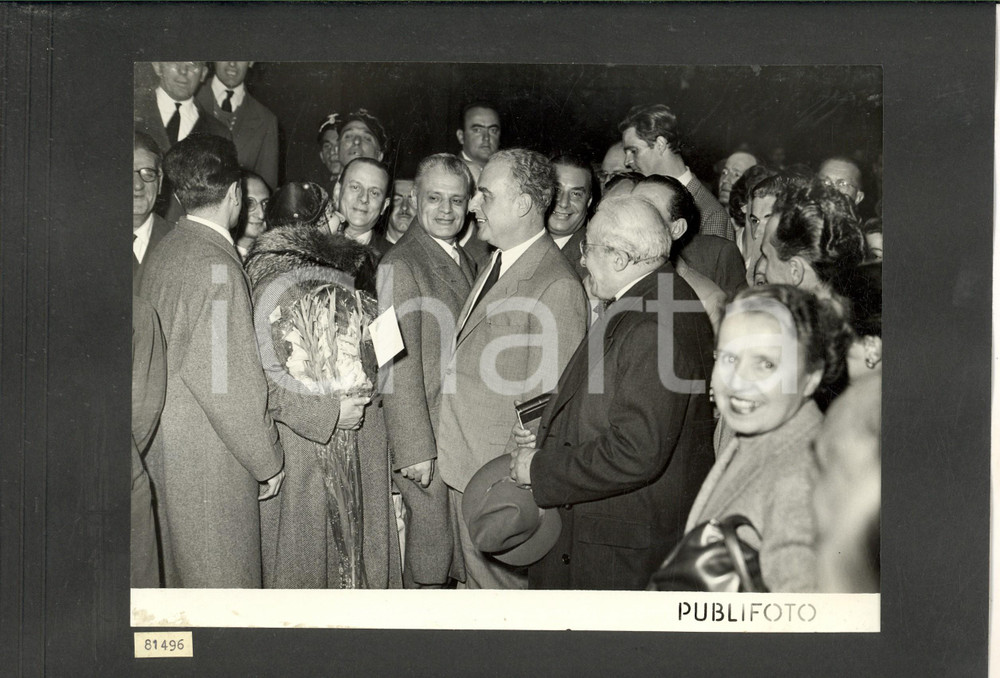 Fotografia d epoca originale 1950 TOURNEE TEATRO ALLA SCALA Dirigenti al rientro a MILANO CENTRALE Foto 1