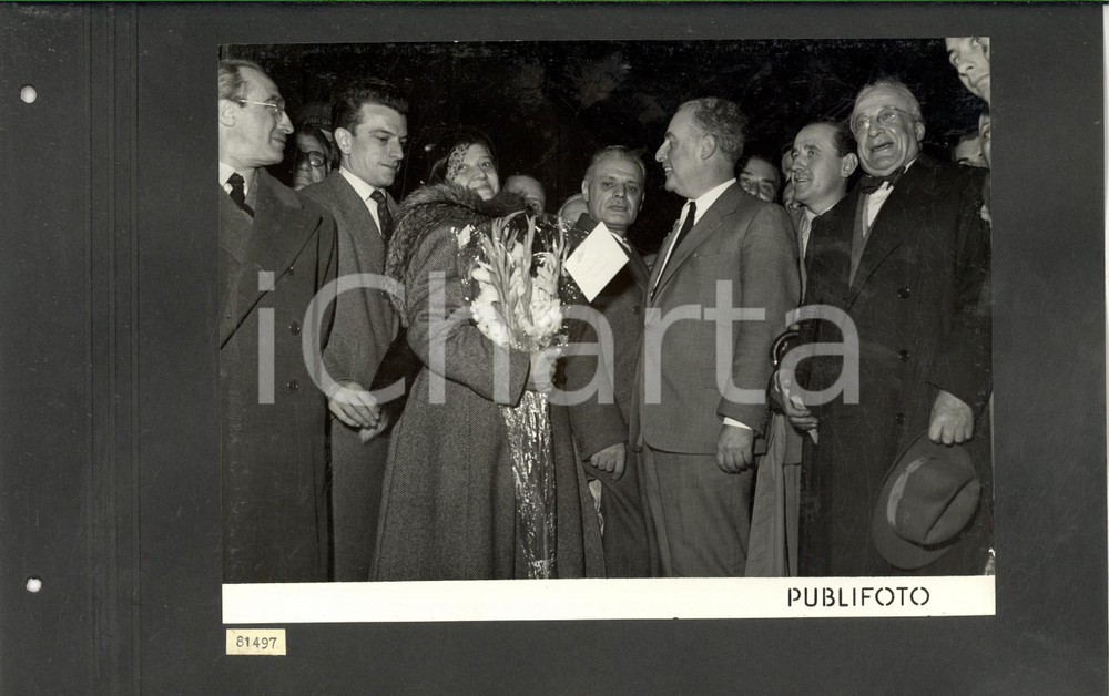 Fotografia d epoca originale 1950 TOURNEE TEATRO ALLA SCALA Rientro dirigenti alla stazione centrale Foto 1