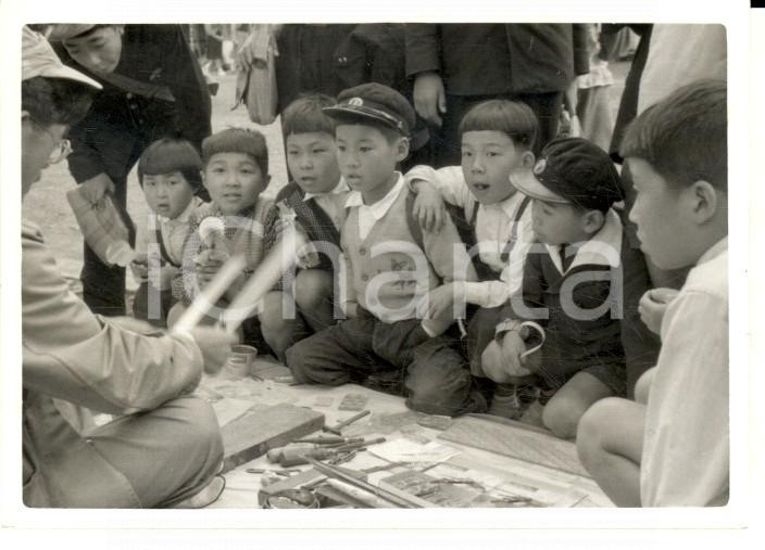 Fotografia d epoca originale 1958 TOKYO JAPAN Bambini con un venditore ambulante presso YASUKUMI Foto 9x7 1