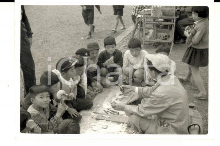 Fotografia d epoca originale 1958 TOKYO Bambini con un venditore ambulante al santuario YASUKUMI Foto 9x7 1