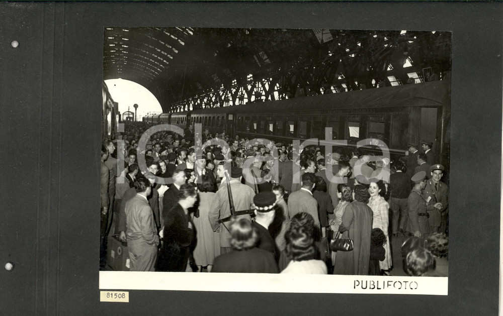 Fotografia d epoca originale 1950 MILANO CENTRALE Arrivo dei musicisti della Scala dopo la tournÃ©e di Londra 1