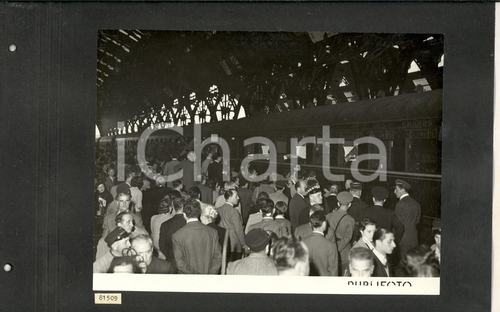 Fotografia d epoca originale 1950 MILANO CENTRALE Arrivo musicisti della Scala dopo tournÃ©e di Londra Foto 1