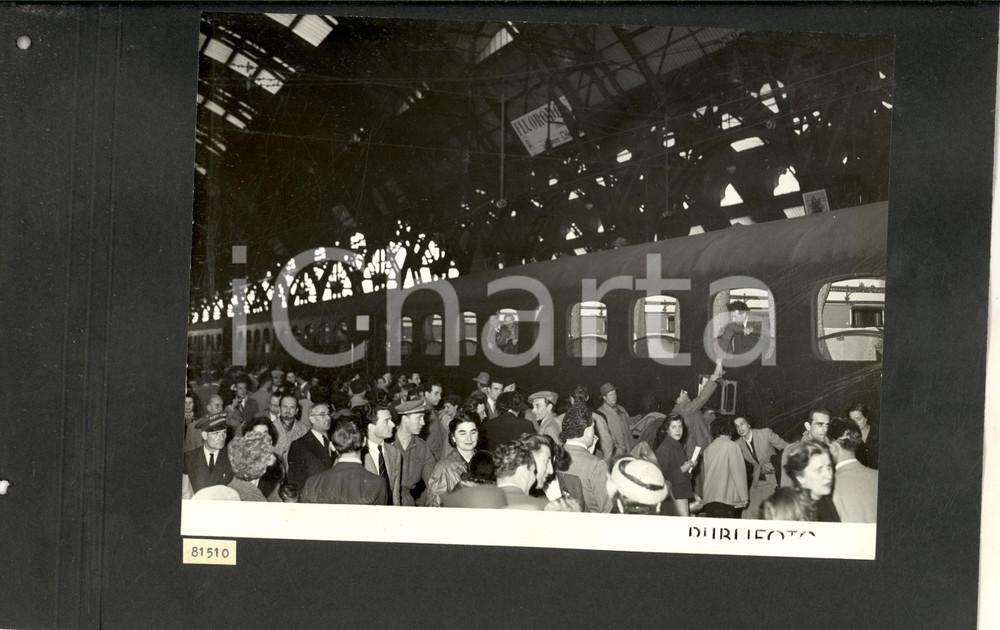 Fotografia d epoca originale 1950 MILANO Arrivo dei musicisti del TEATRO ALLA SCALA dopo la tournée di Londra 1