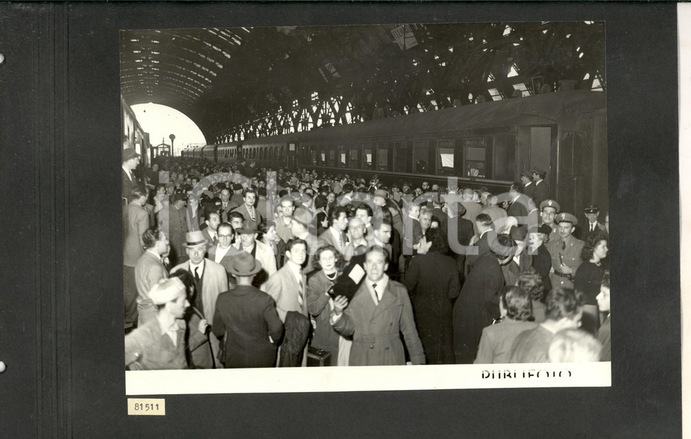 Fotografia d epoca originale 1950 MILANO CENTRALE Treno del TEATRO ALLA SCALA in arrivo dopo la tournée Foto 1