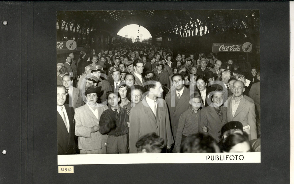 Fotografia d epoca originale 1950 MILANO Rientro musicisti del TEATRO ALLA SCALA  Famiglie in attesa Foto 1