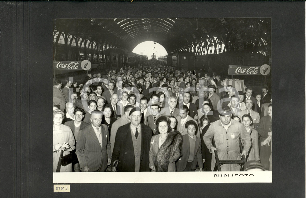 Fotografia d epoca originale 1950 MILANO Ritorno musicisti del TEATRO ALLA SCALA  Famiglie in attesa Foto 1