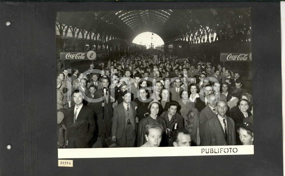 Fotografia d epoca originale 1950 MILANO Rientro artisti del TEATRO ALLA SCALA  Famiglie in attesa Foto 1